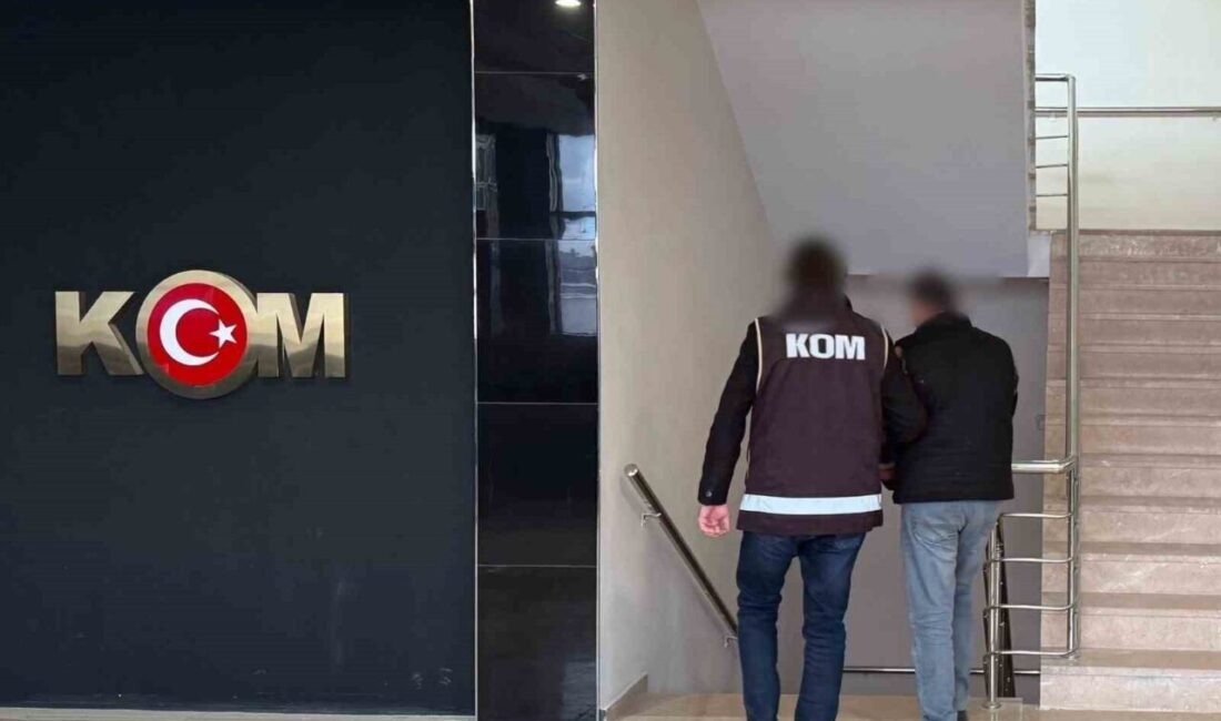 Afyonkarahisar’da polis tarafından düzenlenen operasyonda ruhsatsız tabanca ve tüfekle yakalanan