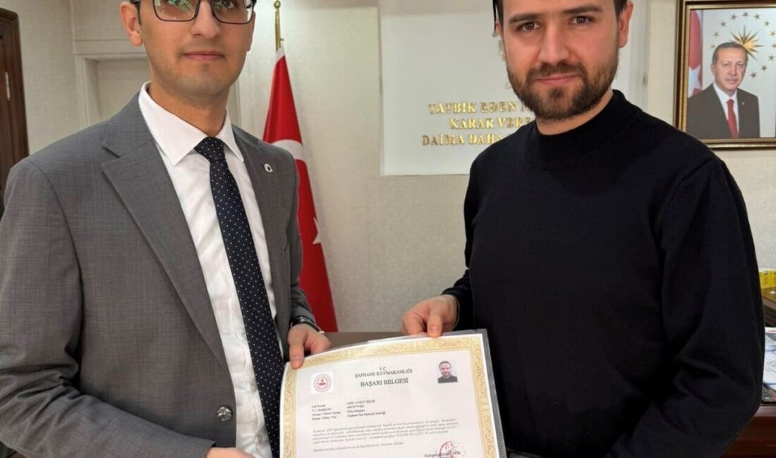Şaphane Kaymakamı Muhammed Sefa Çelik, İlçe Emniyet Amiri ve polis