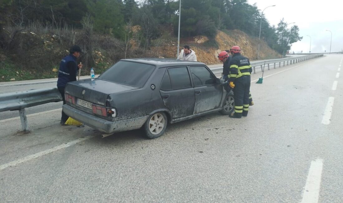 Bilecik’te seyir halinde kontrolden çıkan otomobil refüje çarptı, Yaşanan trafik