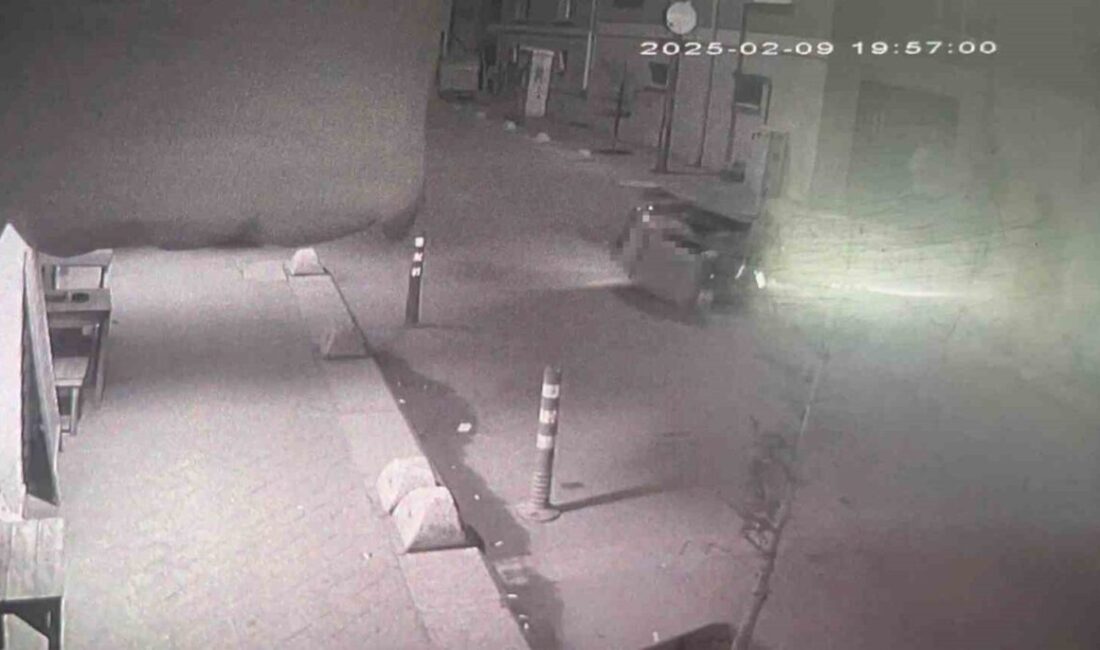 Eskişehir’de ara sokaktan aniden çıkan çocuğa motosikletin çarpma anı saniye