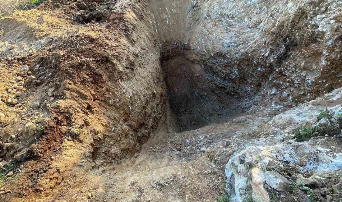 Aydın’ın Söke ilçesinde kaçak kazı yapan iki şüpheli şahıs jandarma