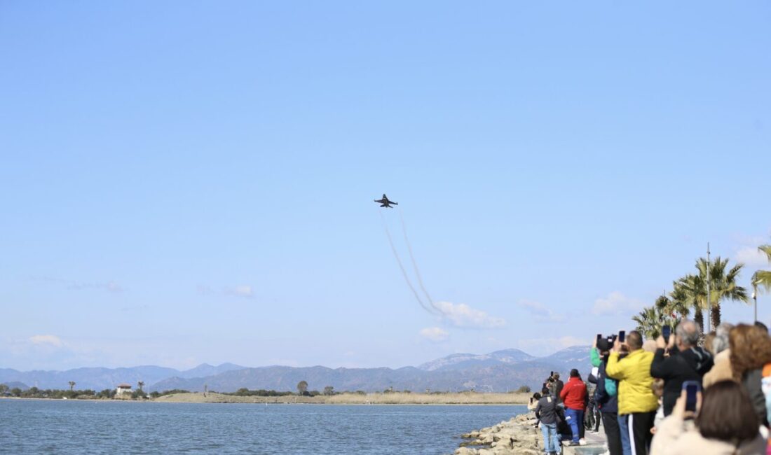 MUĞLA (AA) – Türk Hava Kuvvetleri akrobasi timi SOLOTÜRK, Muğla'nın