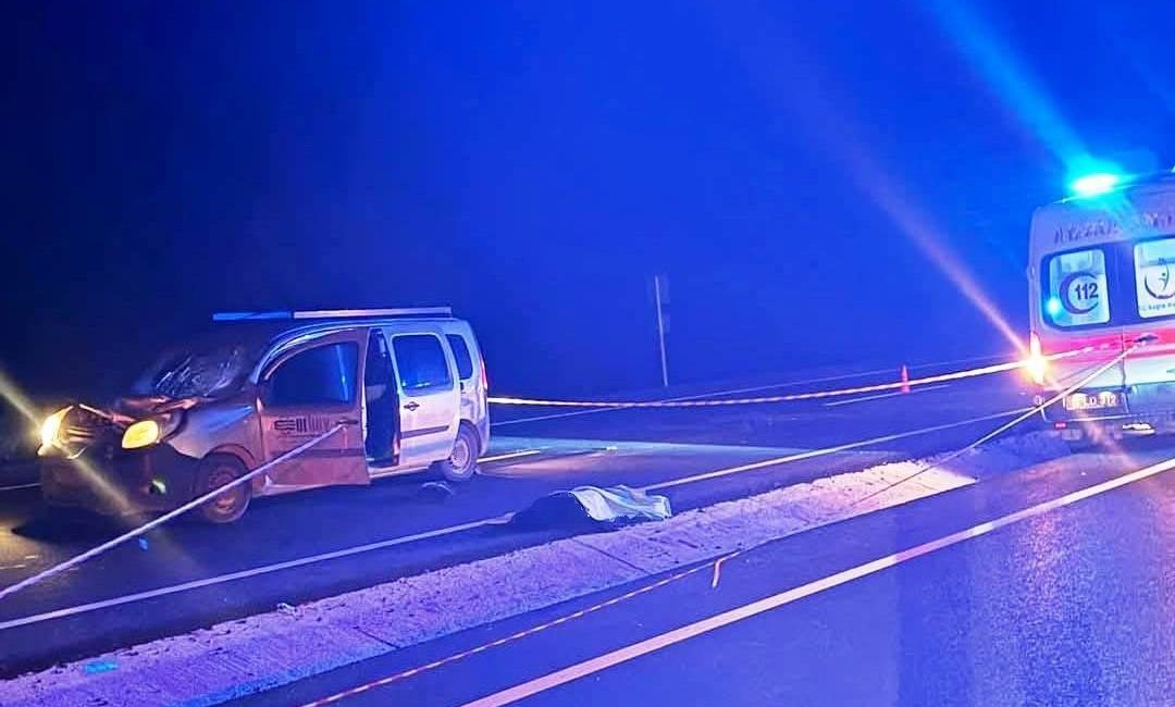 Kütahya’nın Tavşanlı ilçesi Harmancık karayolunda yolun karşısına geçmeye çalışırken otomobilin