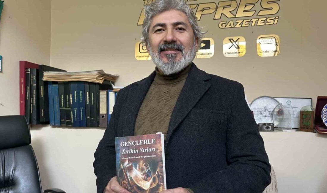 Kütahya’nın Tavşanlı ilçesinde görev yapan tarih öğretmeni Mesut Kocaman, “Gençlerle