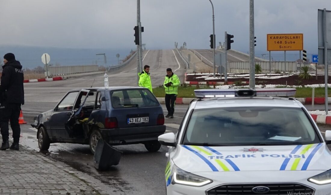 Kütahya’nın Tavşanlı ilçesinde otomobil ile tırın çarpışması sonucu trafik kazası