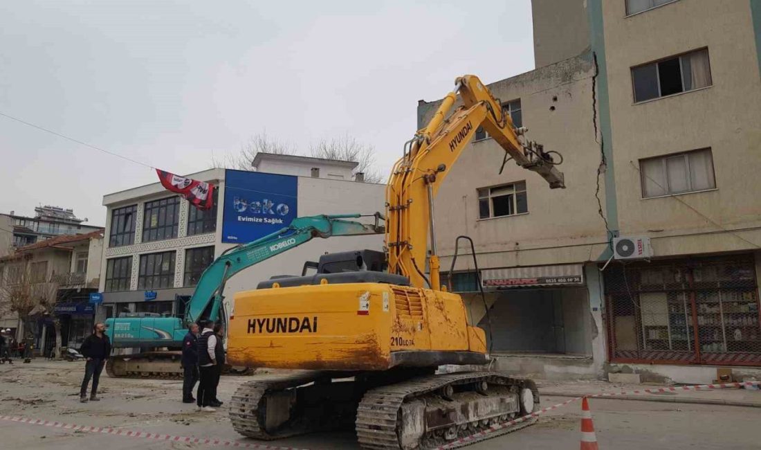 Denizli’nin Sarayköy ilçesinde yapılan temel kazısı sonrası hasar alan 3