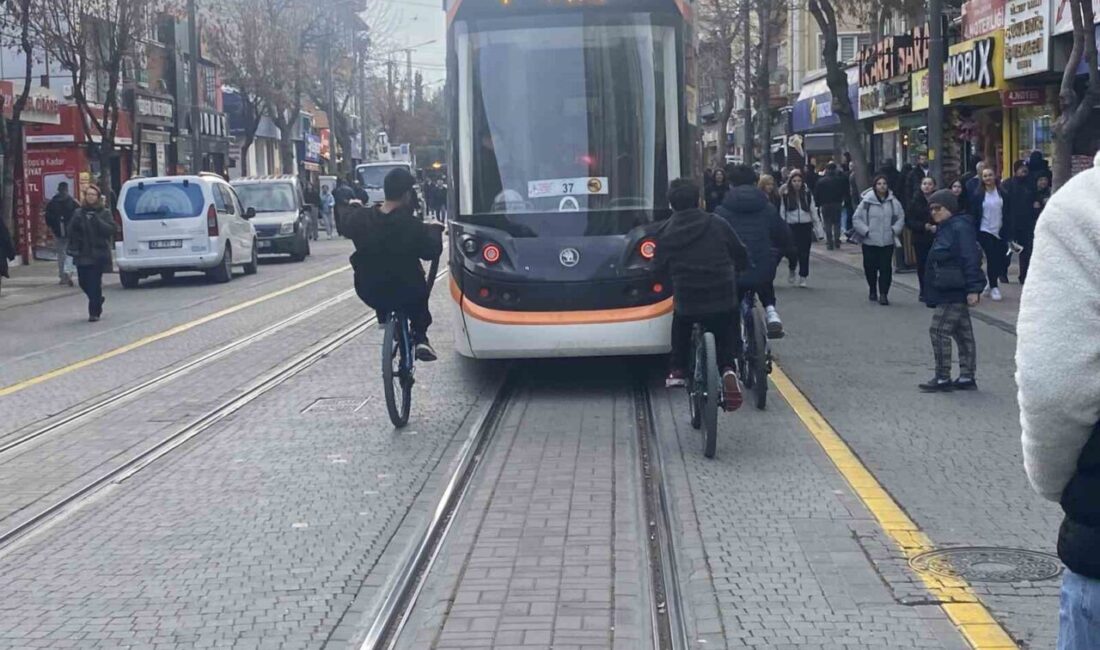 Eskişehir’de 3 bisikletli çocuğun tramvayın arkasına tutunarak seyrettiği ve canlarını