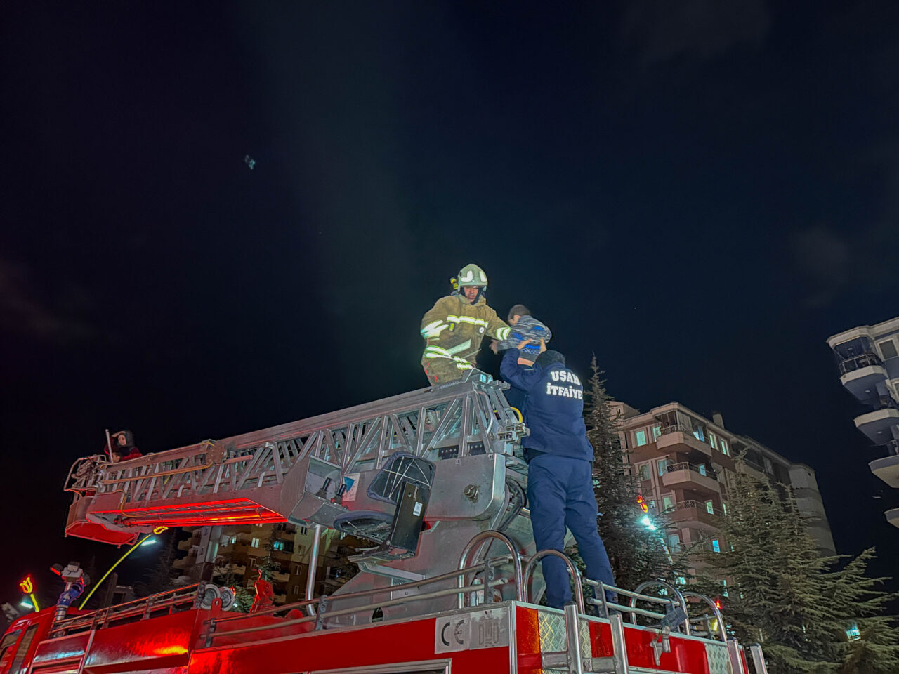 UŞAK (AA) – Uşak'ta 4 katlı bir apartmanın birinci katındaki