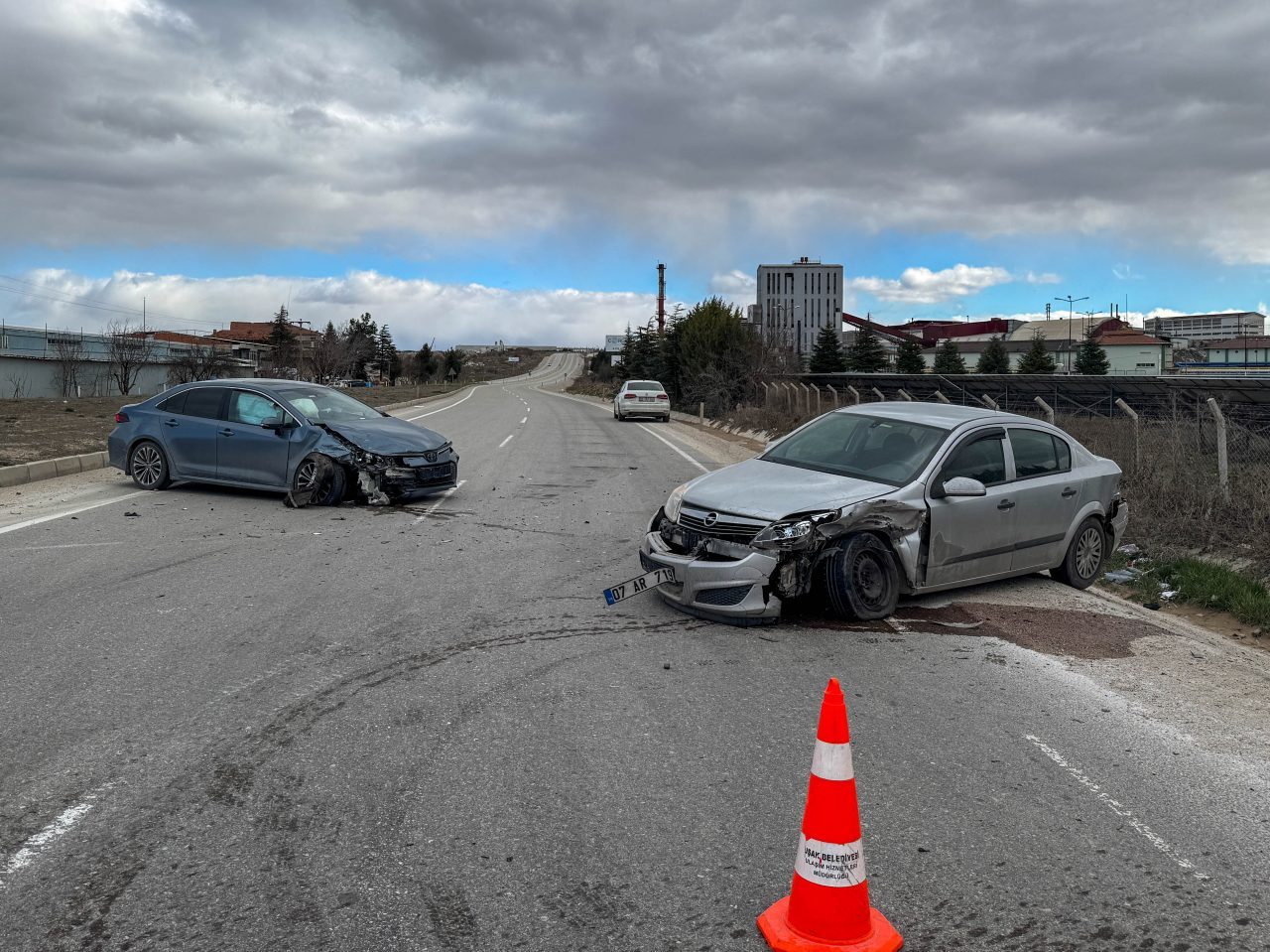 UŞAK (AA) – Uşak'ta iki otomobilin çarpıştığı kazada sürücüler yaralandı.