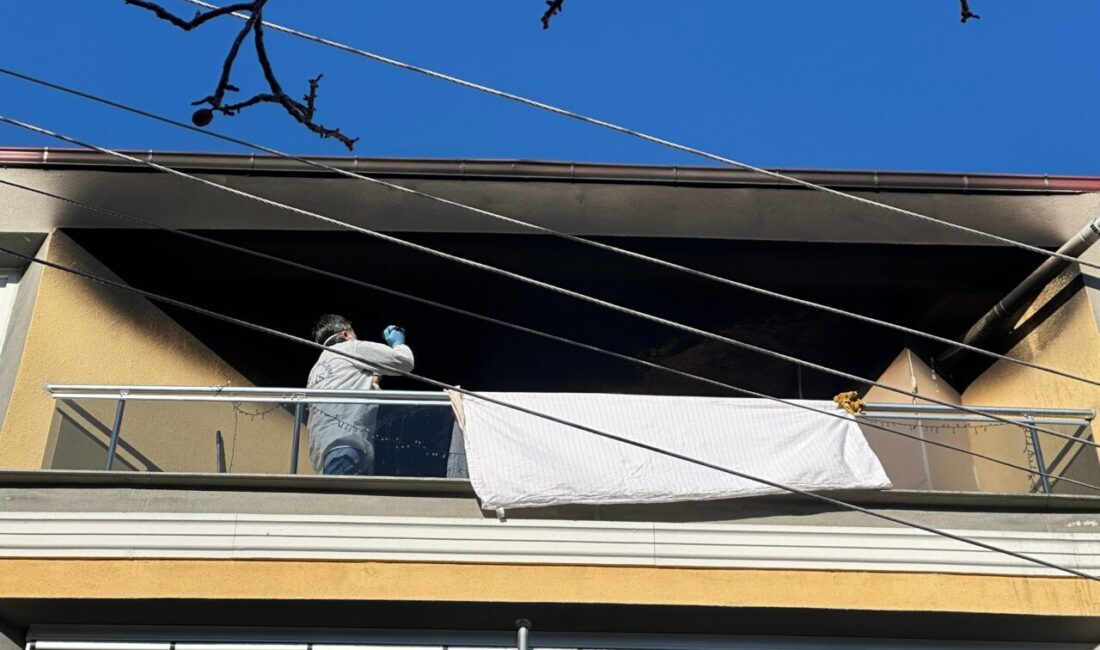 UŞAK (AA) – Uşak'ta bir apartmanın üçüncü katında çıkan yangında