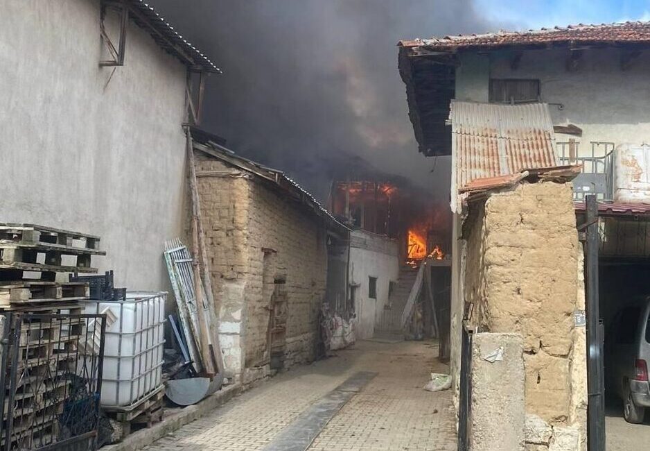 UŞAK (AA) – Uşak'ta evde çıkan yangında 1 kişi hayatını