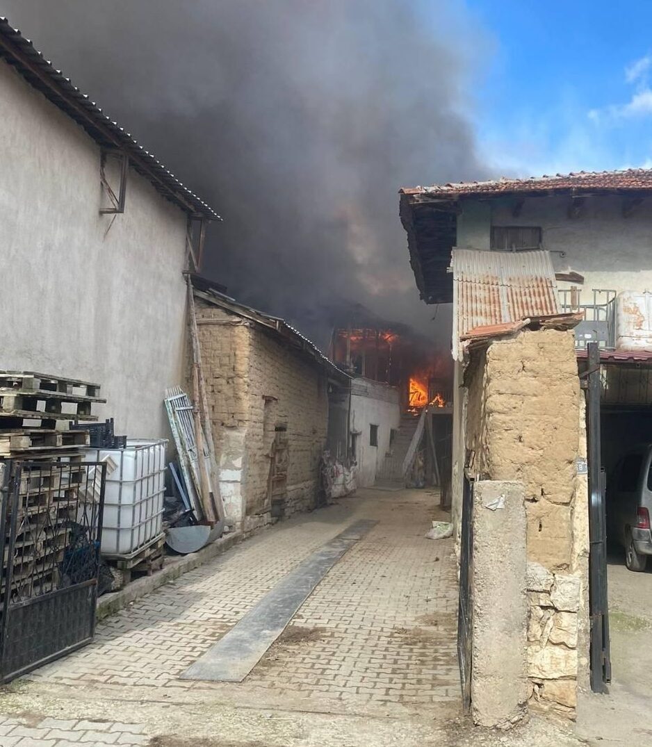 UŞAK (AA) – Uşak'ta evde çıkan yangında 1 kişi hayatını