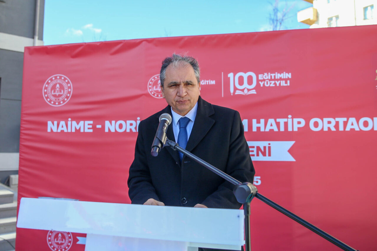 UŞAK (AA) – Uşak'ta bir hayırsever tarafından yaptırılan 12 derslikli