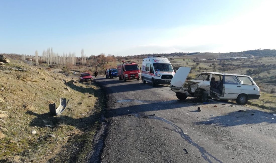 Uşak’ta iki otomobil çarpışması sonucu 1’i ağır 5 kişi yaralandı.