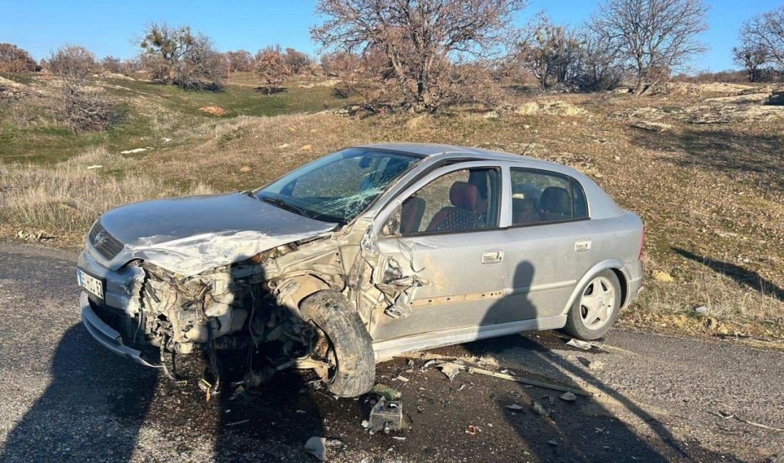 UŞAK (AA) – Uşak'ın Eşme ilçesinde iki otomobilin çarpışması sonucu