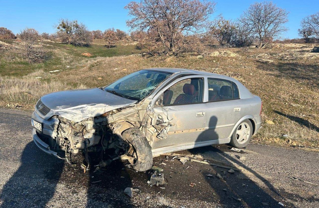 UŞAK (AA) – Uşak'ın Eşme ilçesinde iki otomobilin çarpışması sonucu