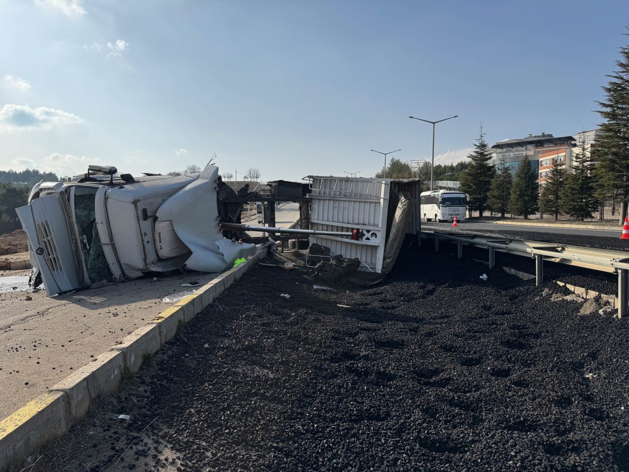 UŞAK (AA) – Uşak'ta şarampole devrilen kömür yüklü tırın sürücüsü