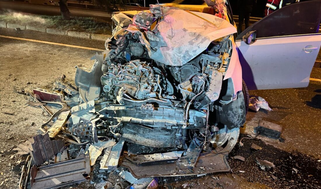 UŞAK (AA) – Uşak'ta seyir halindeki tıra arkadan çarpan otomobilin
