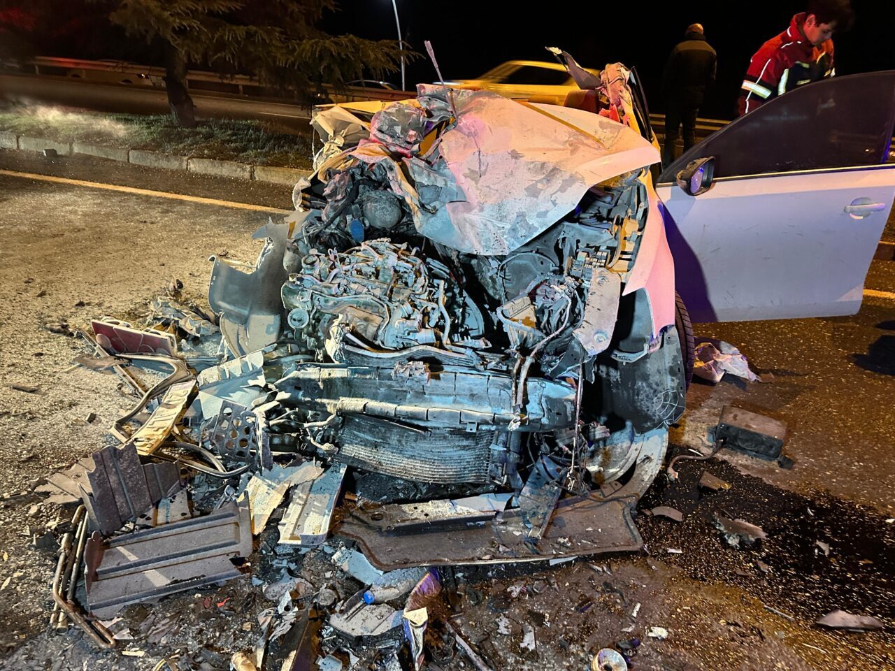 UŞAK (AA) – Uşak'ta seyir halindeki tıra arkadan çarpan otomobilin
