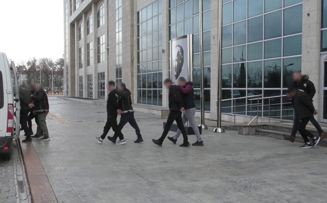 UŞAK (AA) – Uşak'ta düzenlenen uyuşturucu operasyonunda gözaltına alınan 6