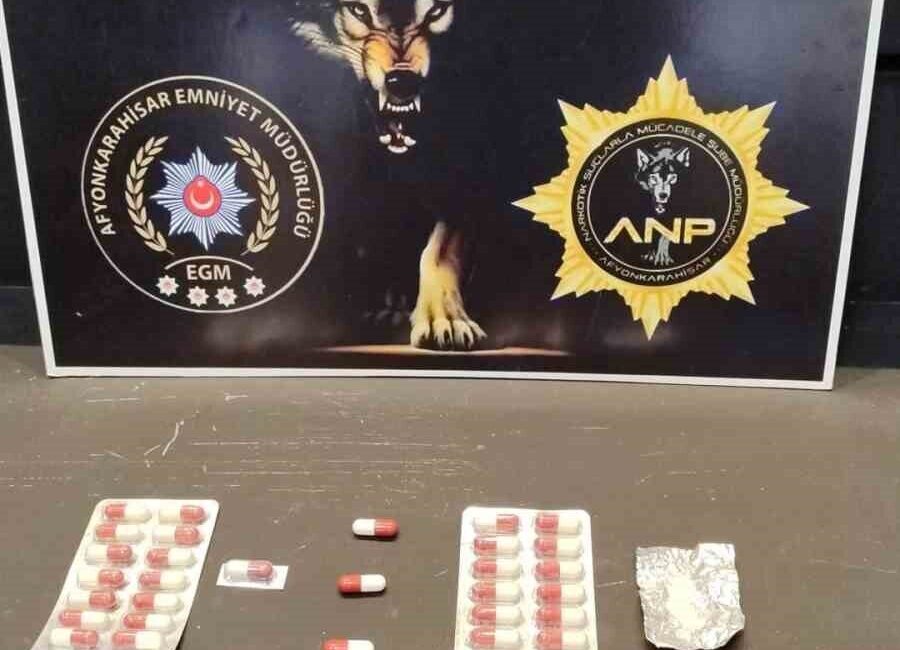 Afyonkarahisar’da polis tarafından gerçekleştirilen uyuşturucu operasyonunda değişik türde uyuşturucu maddeler
