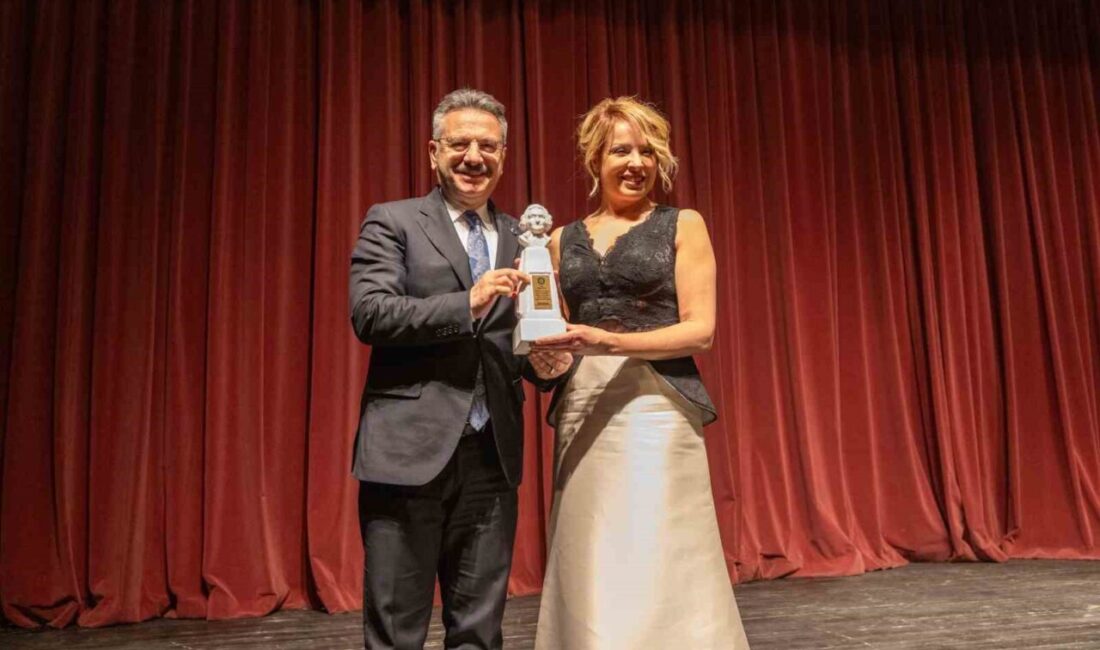Eskişehir Valisi Hüseyin Aksoy ve eşi Hülya Aksoy, piyanist Rüya