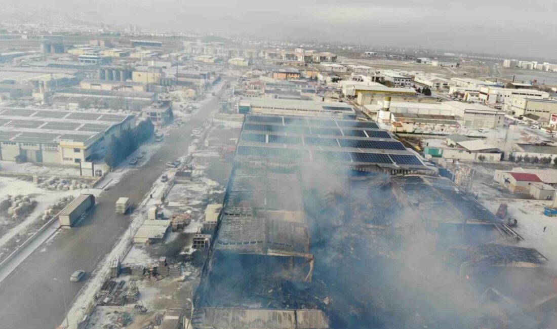 Afyonkarahisar’da orman ürünleri üretilen fabrikada önceki akşam çıkan yangın sonrası
