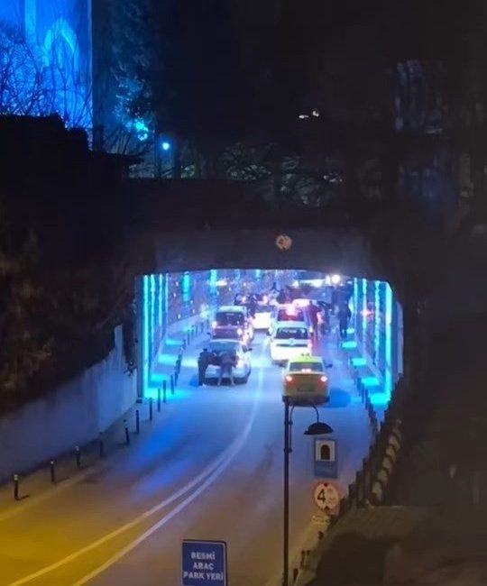 Bursa’da bir arya gelen magandalar, yol kesip eğlenmeye çalışması vatandaşların