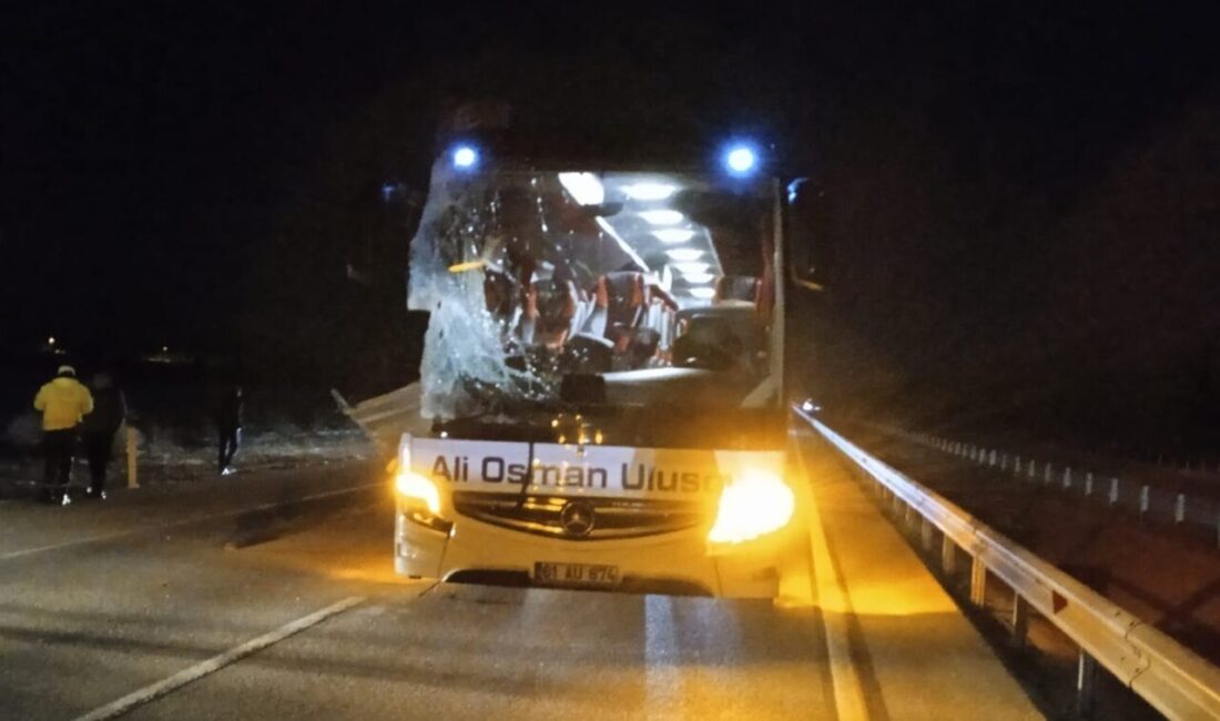 Afyonkarahisar’da yolcu otobüsünün tıra arkadan çarpması sonucu yaşanan trafik kazasında