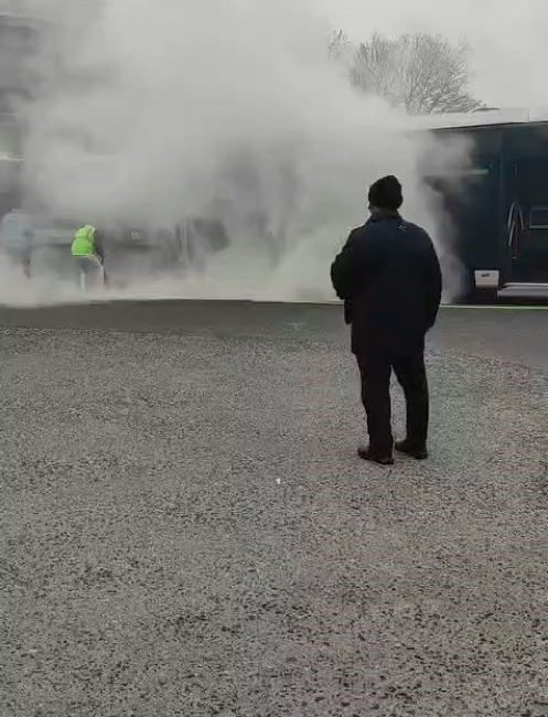 İstanbul Zincirlikuyu’da seyir halindeki metrobüsün arka kısmından yükselen dumanlar kameraya