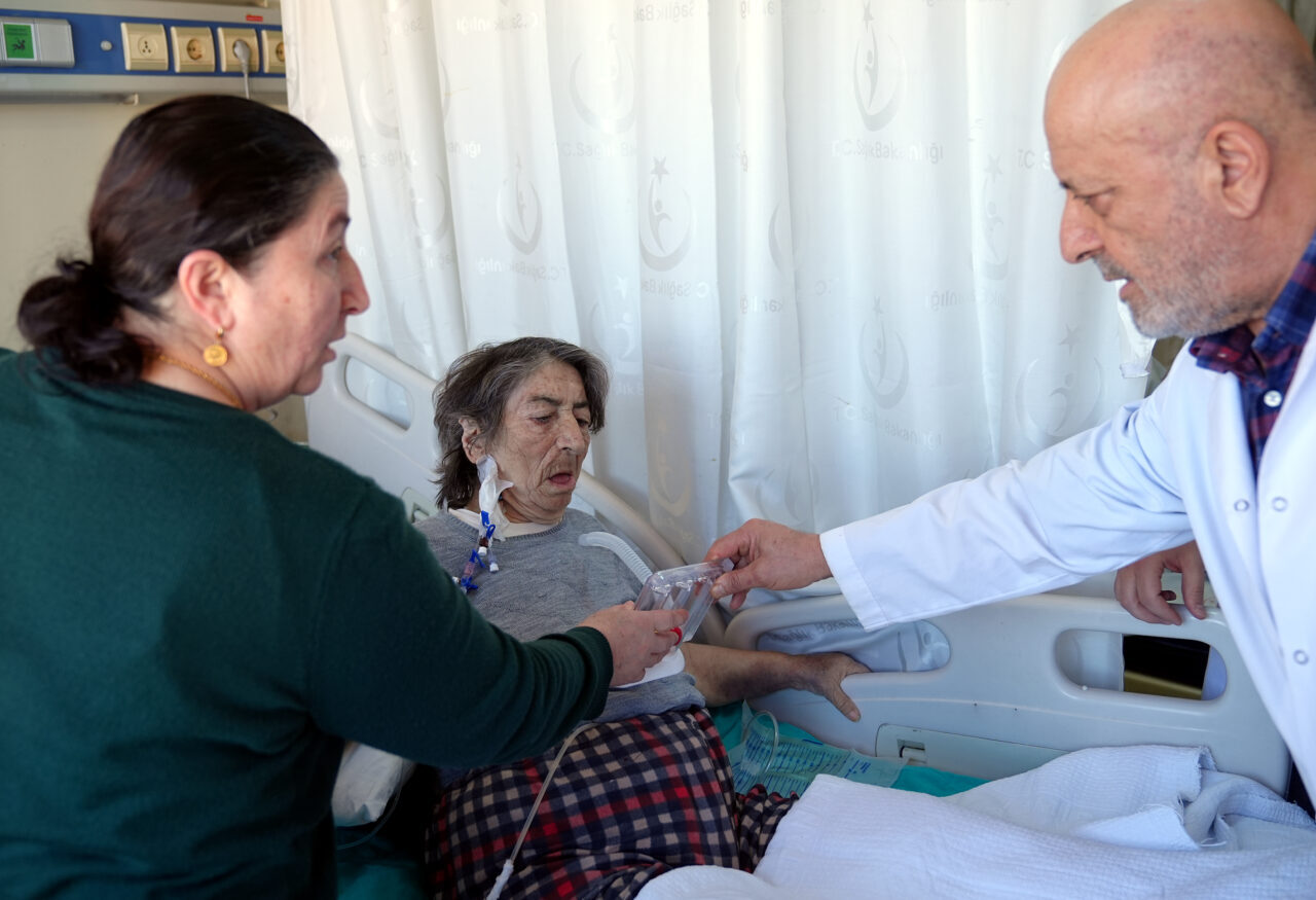 - İzmir'de yaşayan hastanın ameliyatı, ilerlemiş yaşı, kalp ve tansiyona