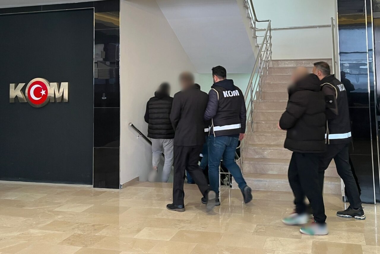 AFYONKARAHİSAR (AA) – Afyonkarahisar merkezli 6 ilde düzenlenen dolandırıcılık operasyonunda