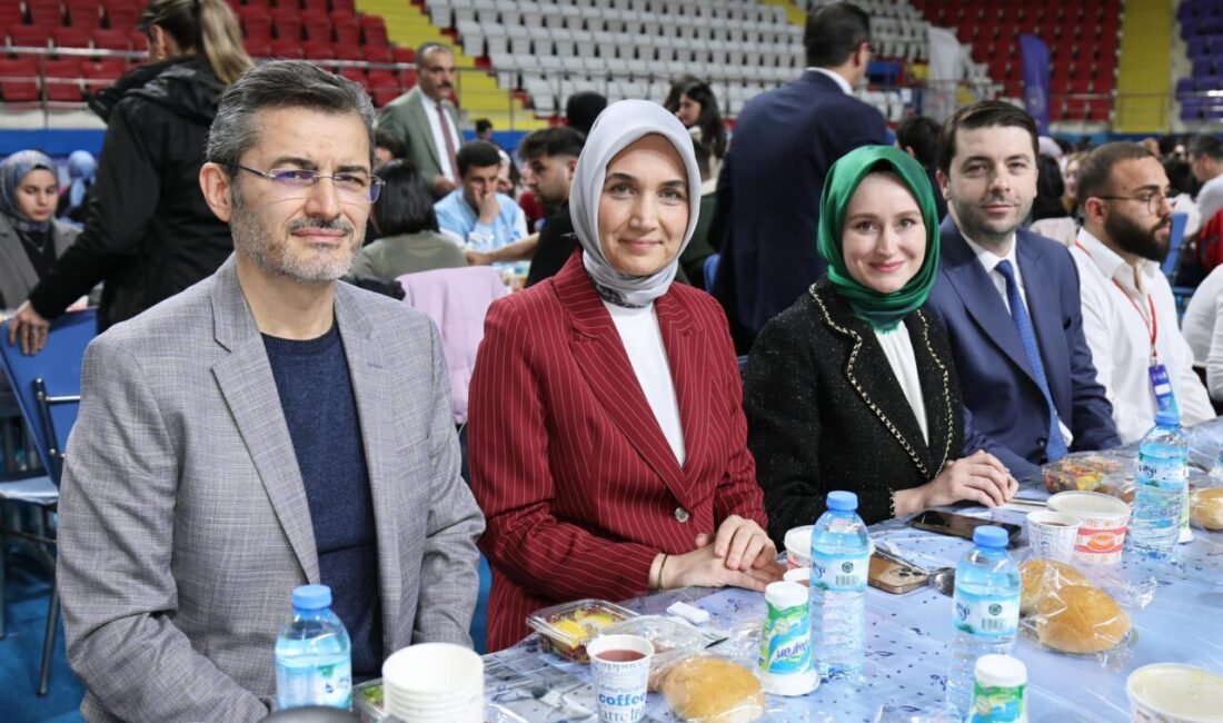 AFYONKARAHİSAR (AA) – Afyonkarahisar Valisi Kübra Güran Yiğitbaşı, üniversite öğrencileriyle