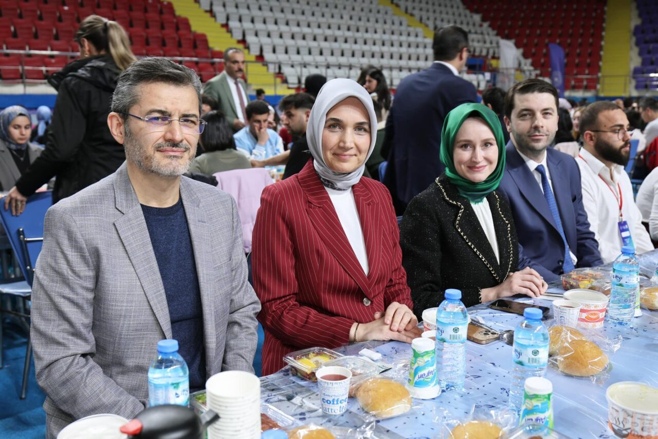 AFYONKARAHİSAR (AA) – Afyonkarahisar Valisi Kübra Güran Yiğitbaşı, üniversite öğrencileriyle