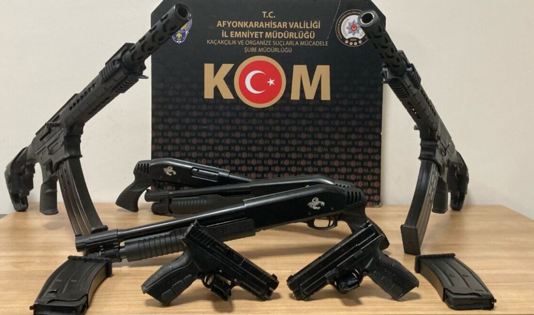 AFYONKARAHİSAR (AA) – Afyonkarahisar'ın Bolvadin ilçesinde bir araçta silah geçirilmesiyle