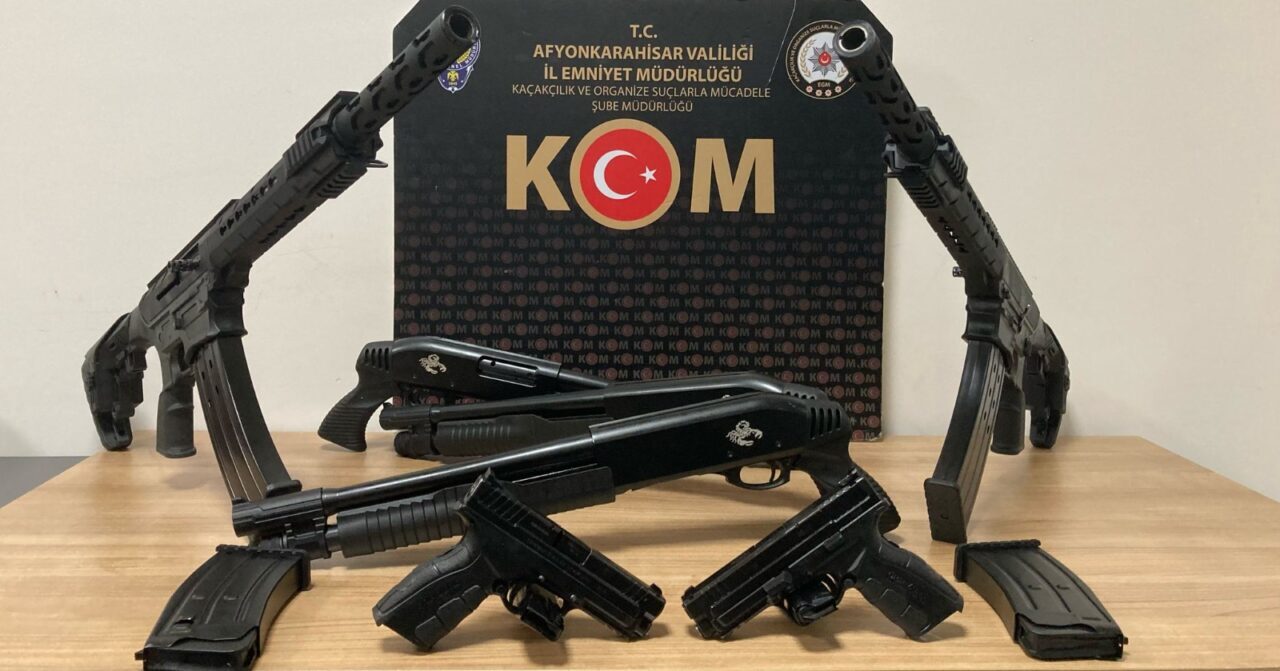 AFYONKARAHİSAR (AA) – Afyonkarahisar'ın Bolvadin ilçesinde bir araçta silah geçirilmesiyle