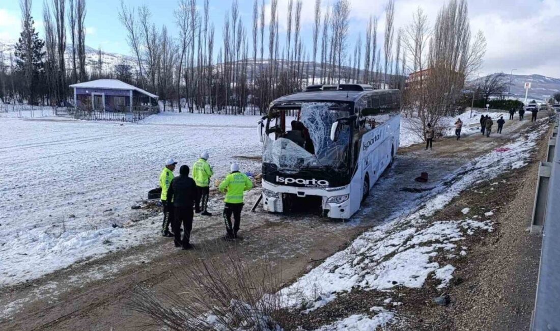 Afyonkarahisar’da Isparta Petrol Turizm firmasına ait yolcu otobüsü kontrolden çıkarak
