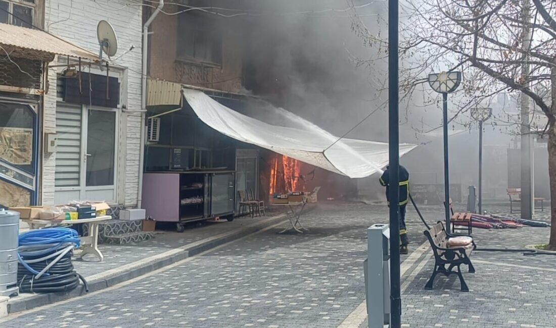 AFYONKARAHİSAR (AA) – Afyonkarahisar'ın Bolvadin ilçesinde manifatura dükkanı çıkan yangında