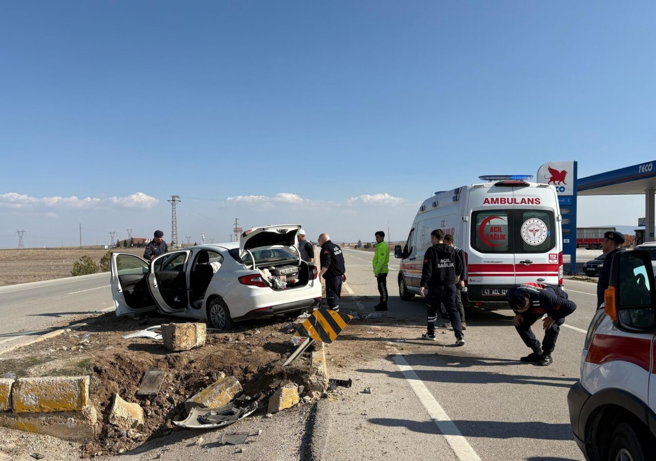 AFYONKARAHİSAR (AA) – Afyonkarahisar'ın İhsaniye ilçesinde otomobilin refüje çarpması sonucu