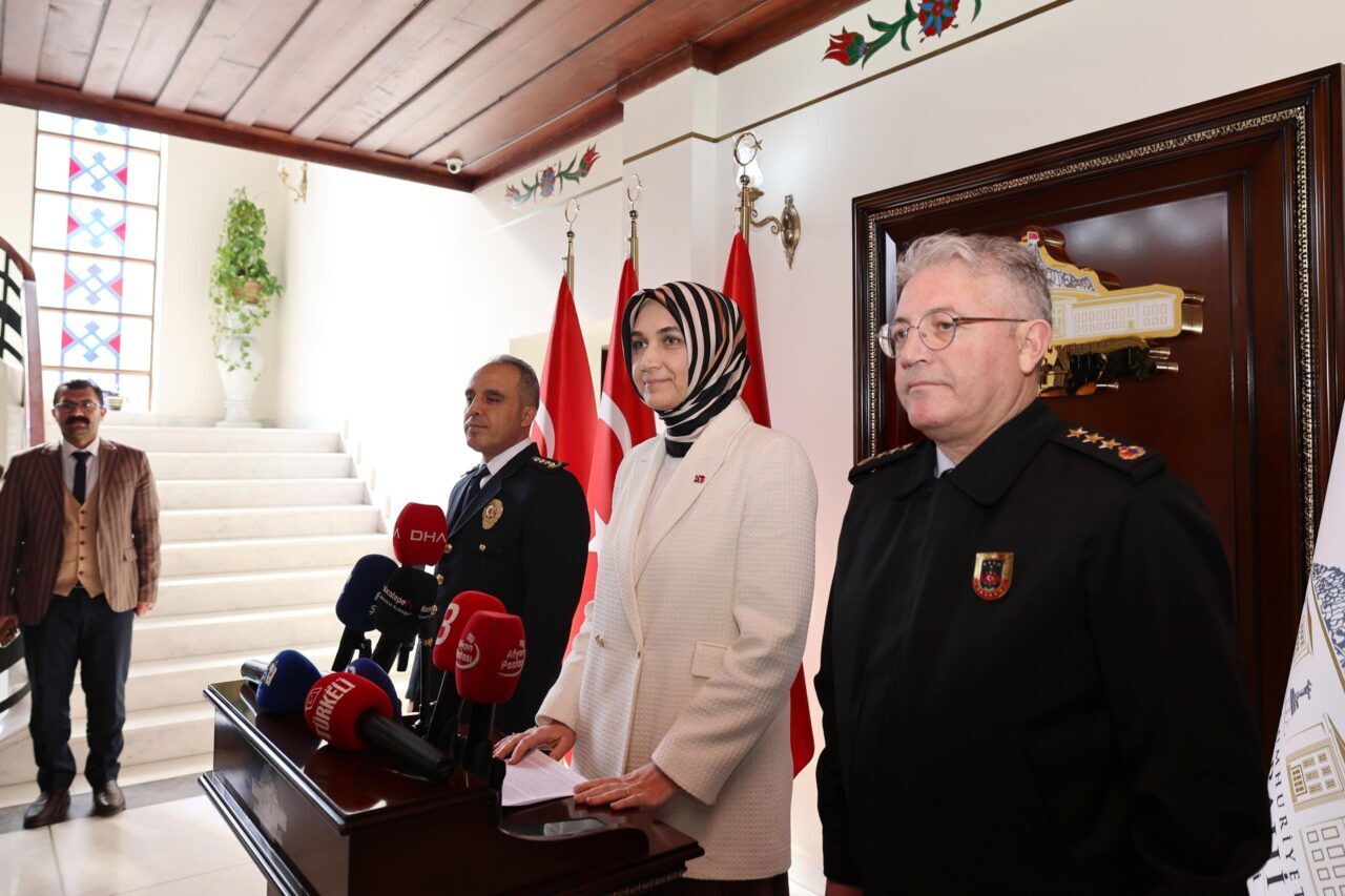 - Vali Kübra Güran Yiğitbaşı:
- "Kolluk kuvvetlerimiz, vatandaşlarımızın zor durumundan