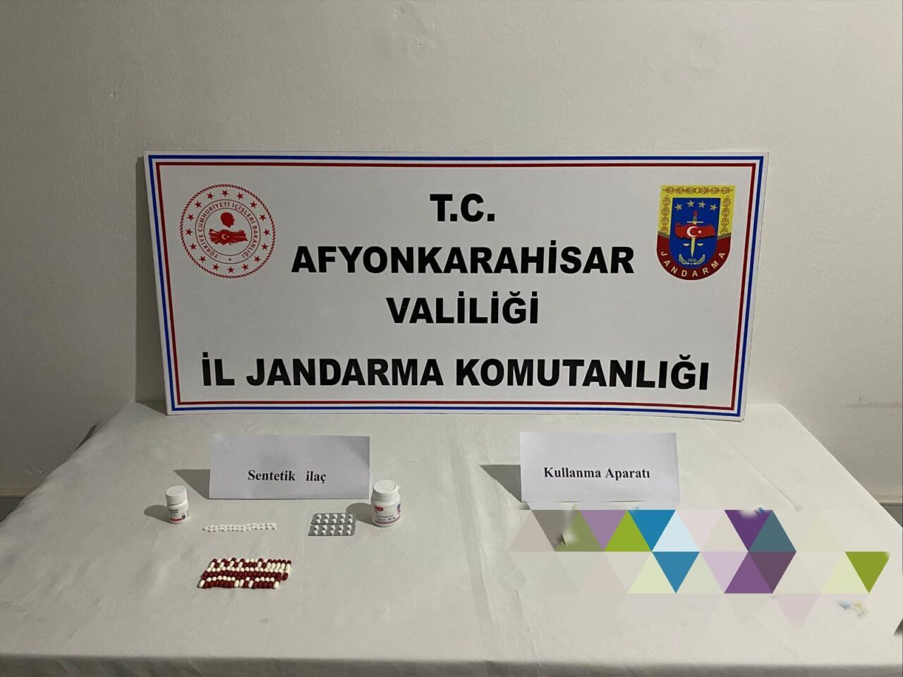 AFYONKARAHİSAR (AA) – Afyonkarahisar'da valizlerinde uyuşturucu ele geçirilen yolcu otobüsündeki