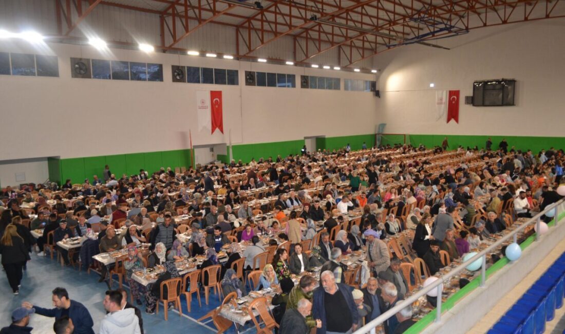 İZMİR (AA) – AK Parti Bayındır İlçe Teşkilatı düzenlenen iftar