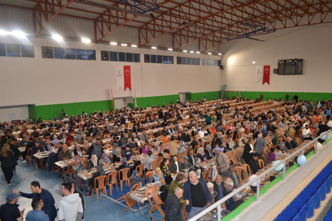 İZMİR (AA) – AK Parti Bayındır İlçe Teşkilatı düzenlenen iftar