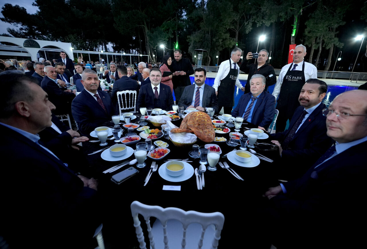 - "Bir yandan devletimizin tüm kurumları hedef alınacak, esnafımızın dükkanları