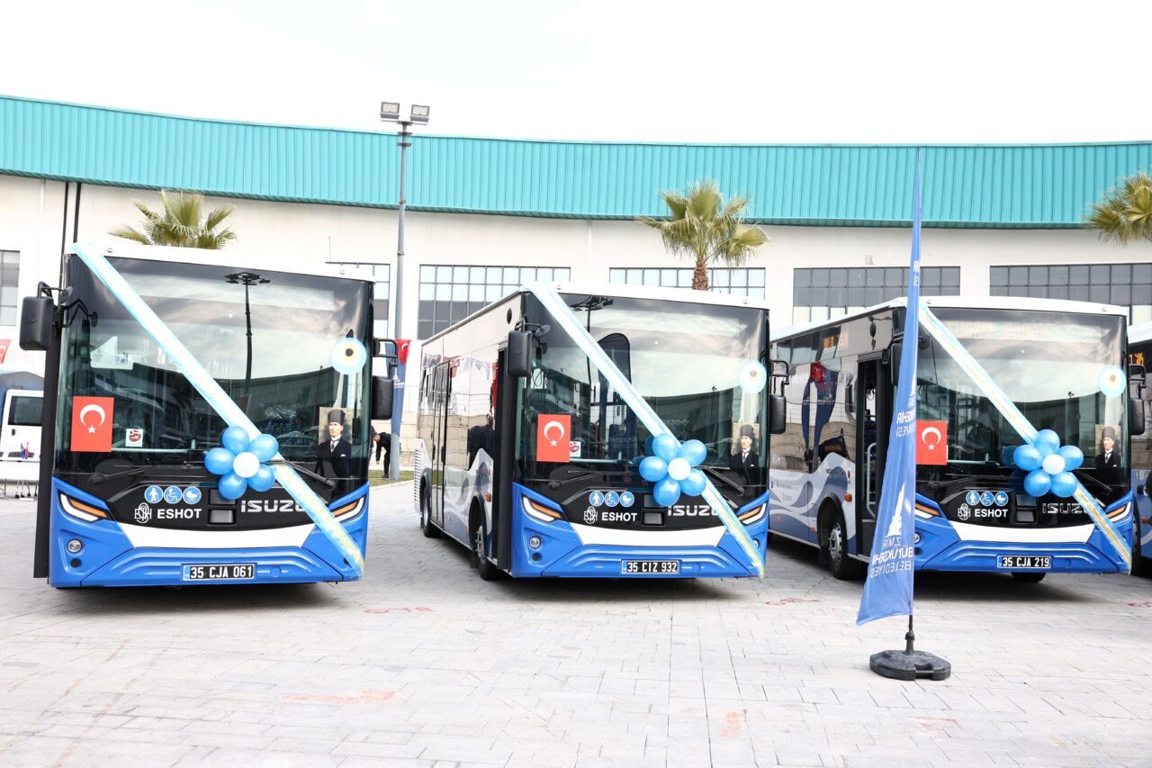 - Yeni otobüslere İzmirliler için şans ve güveni simgelemesi adına