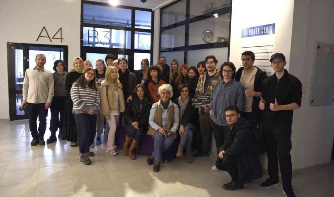 Anadolu Üniversitesi Güzel Sanatlar Fakültesi (GSF) Grafik Sanatlar Bölümü öğrencileri