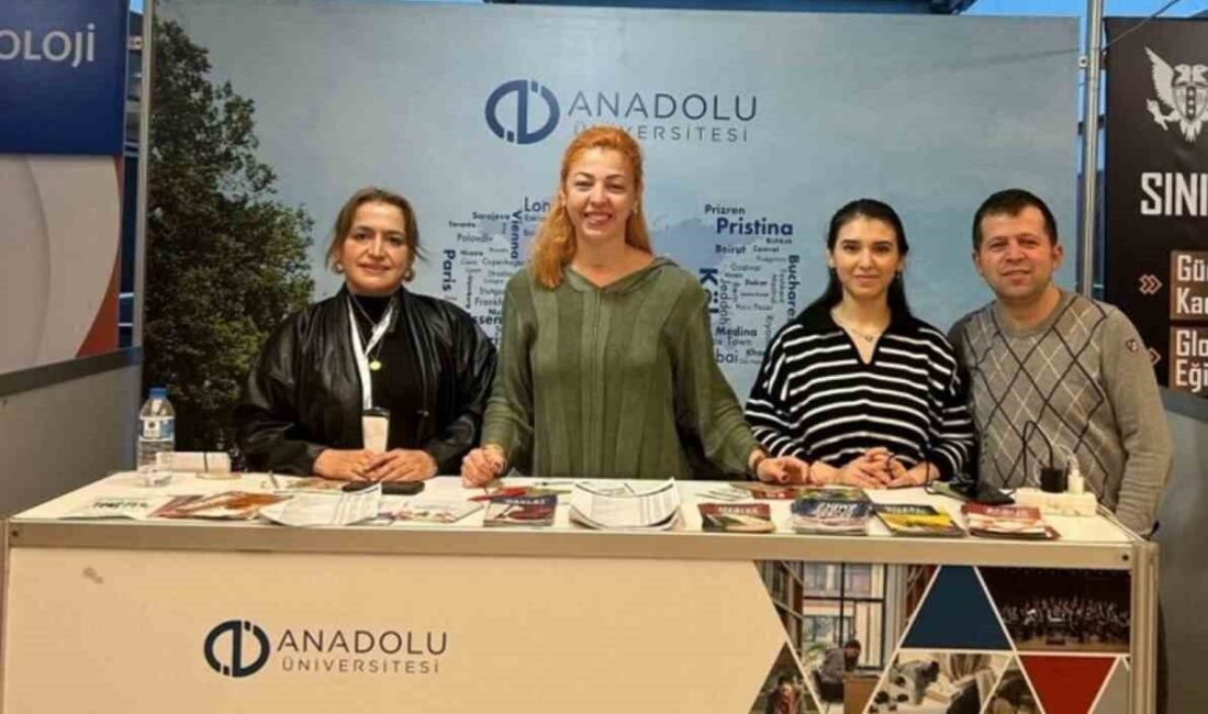 Anadolu Üniversitesi fuar ve tanıtım etkinliklerinde öğrenci adayları ile buluşmaya