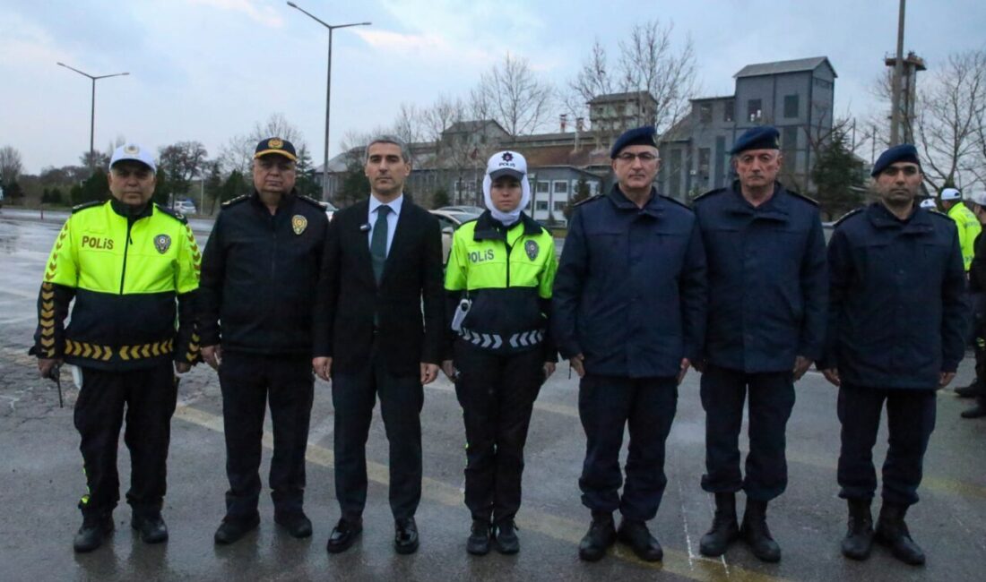 - Uşak Valisi Naci Aktaş:
- "D-300 kara yolunda yoğun trafik