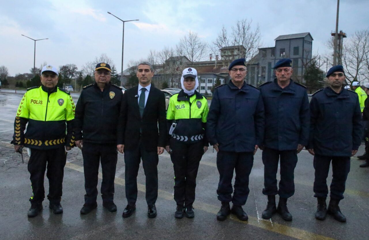 - Uşak Valisi Naci Aktaş:
- "D-300 kara yolunda yoğun trafik