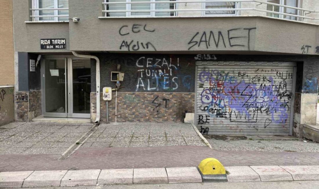 Eskişehir’de bilinmeyen şahısların apartman duvarlarına ve garaj kapılarına yazdığı anlamsız